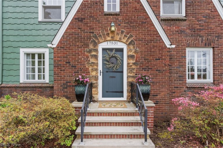 17531 Daleview Drive, Lakewood, OH - Photo 2