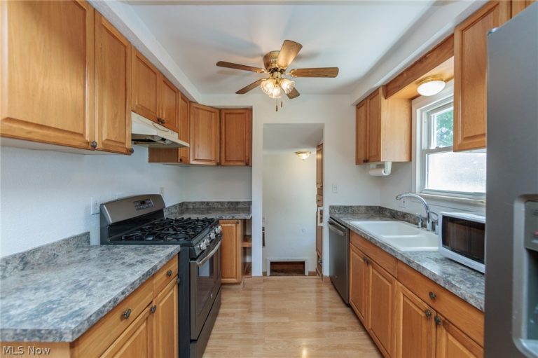 1565 Temple Avenue, Mayfield Heights, OH - Photo 4
