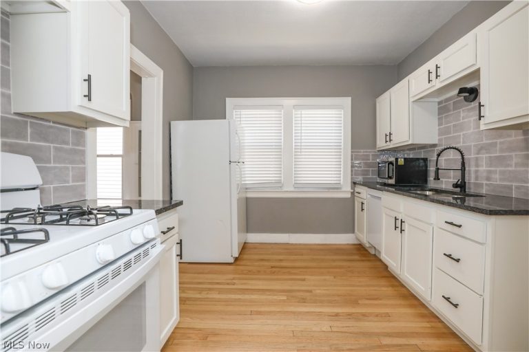 2075 Lewis Drive, Lakewood, OH - Photo 3