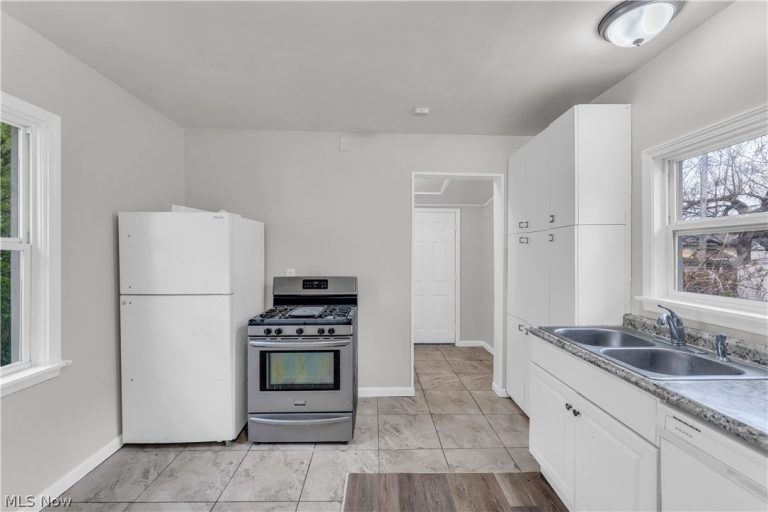 14131 Berwyn Avenue, Cleveland, OH - Photo 8
