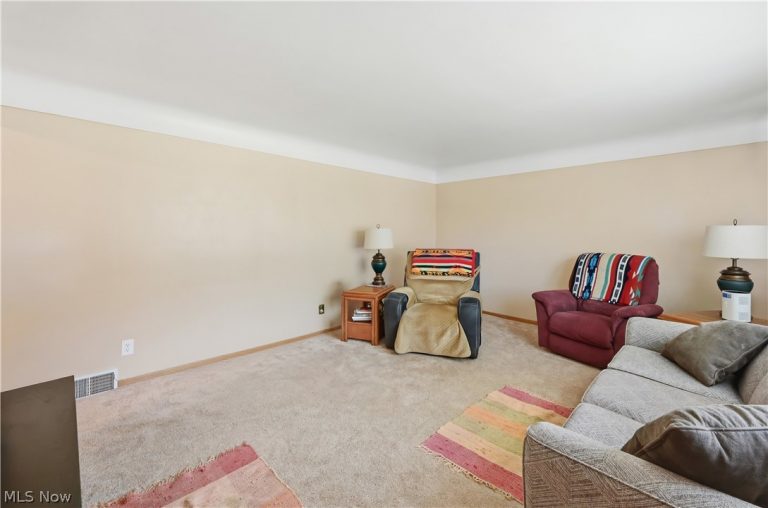 3815 Loma Vista Drive, Youngstown, OH - Photo 8
