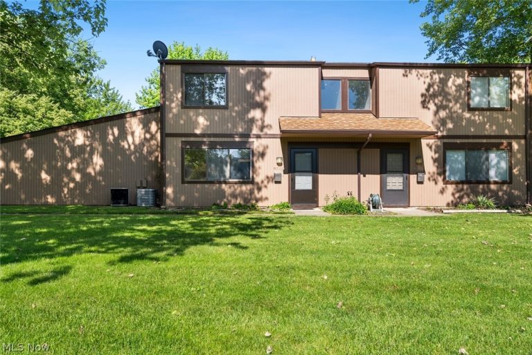 9588 Fernwood Drive, Olmsted Falls, OH - Photo 2