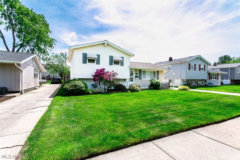 6379 Edgehurst Drive, Brook Park, OH - Photo 5