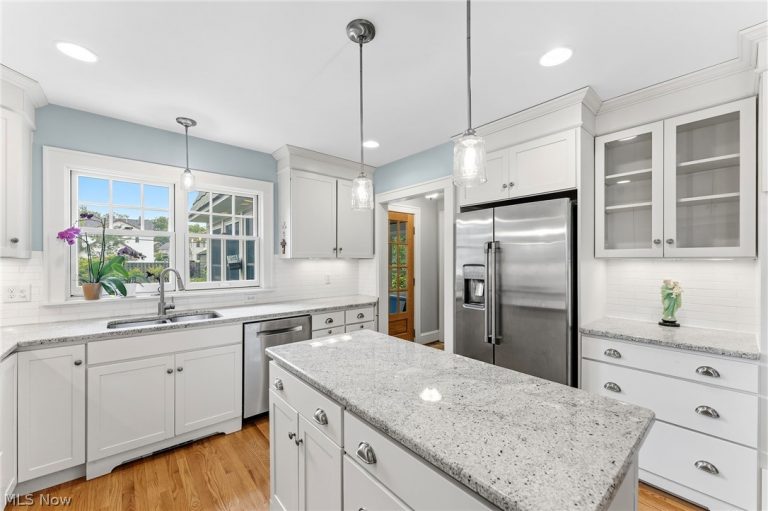 17531 Daleview Drive, Lakewood, OH - Photo 8