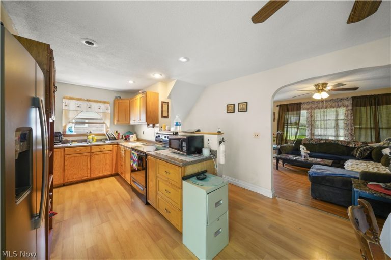 305 Oak Knoll Avenue, Newton Falls, OH - Photo 2
