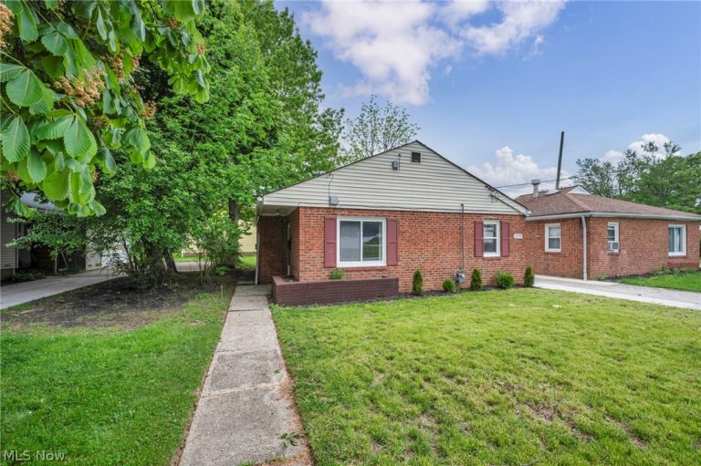 1279 Elmwood Road, Mayfield Heights, OH - Photo 2