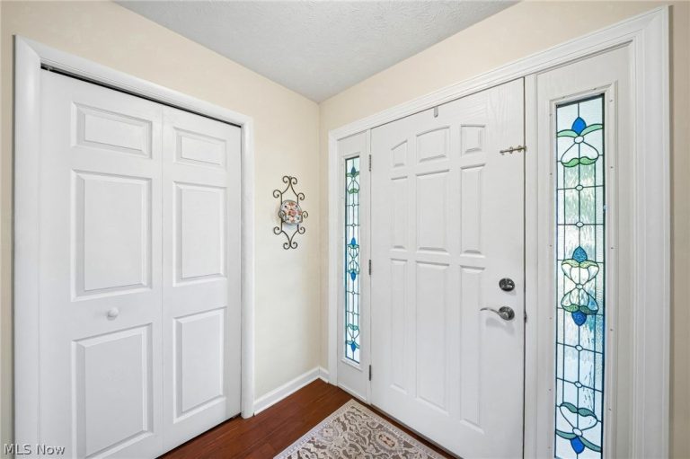 27631 Edgepark Boulevard, North Olmsted, OH - Photo 2