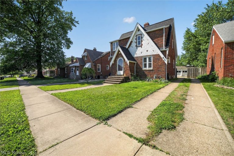 2902 Russell Avenue, Parma, OH - Photo 2