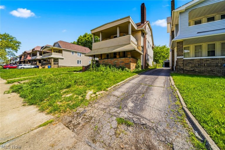 957 Thornhill Drive, Cleveland, OH - Photo 2