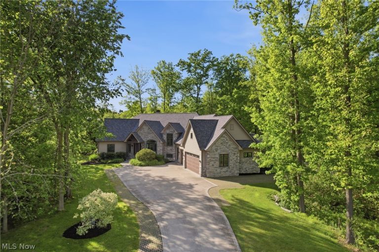 7230 Brighton Park Court, Chagrin Falls, OH - Photo 2