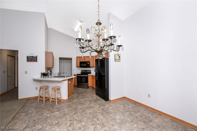 3117 Dorchester Court, Akron, OH - Photo 6