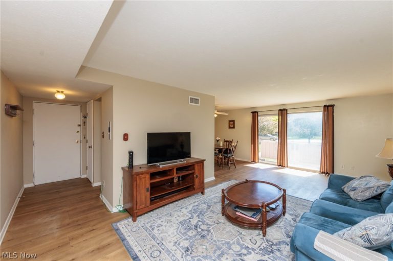 21841 River Oaks Drive #B5, Rocky River, OH - Photo 2