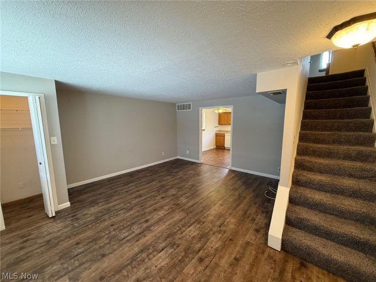 1582 Lee Terrace Drive, Wickliffe, OH - Photo 2