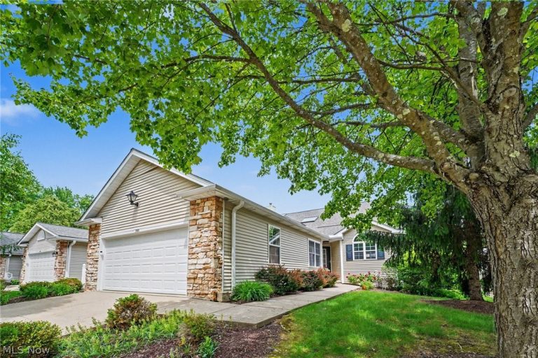 959 Grand View Lane, Aurora, OH - Photo 3