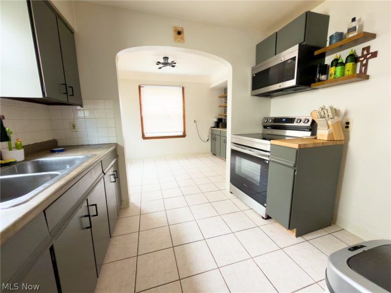 13606 Wainstead Avenue, Cleveland, OH - Photo 3
