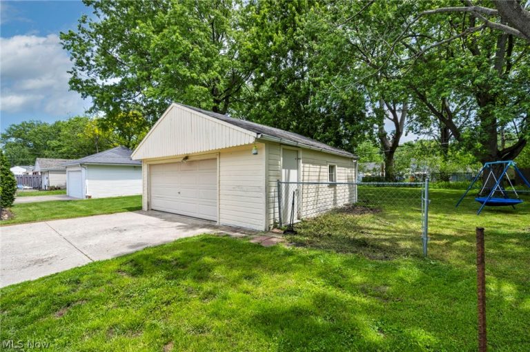 7241 Greenleaf Avenue, Parma, OH - Photo 4