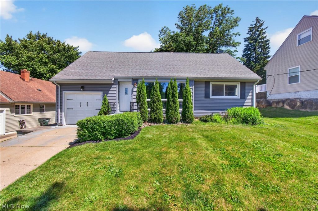 153 Far View Drive, North Canton, OH