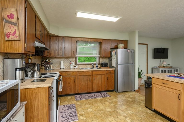 824-826 Reno Drive, Louisville, OH - Photo 2