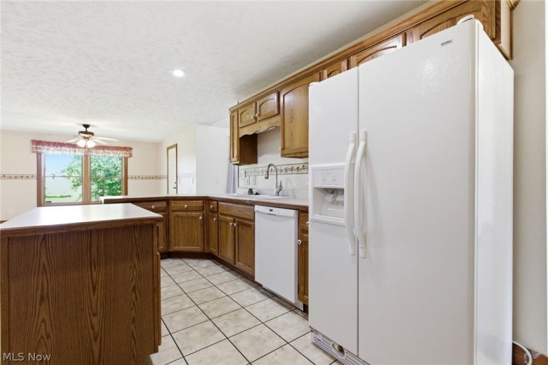 1000 Richards Way, West Farmington, OH - Photo 6