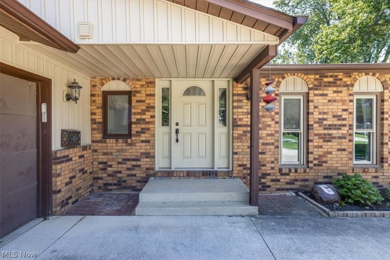 709 Oakhurst Drive, Amherst, OH - Photo 3