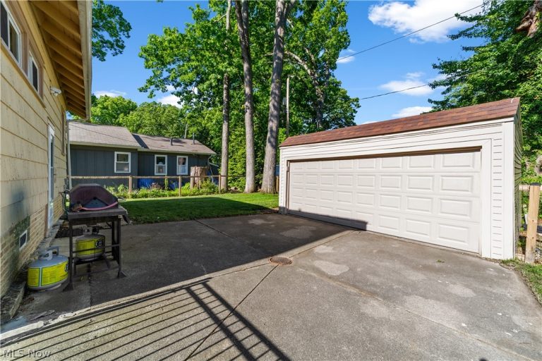 560 Elmwood Road, Bay Village, OH - Photo 4
