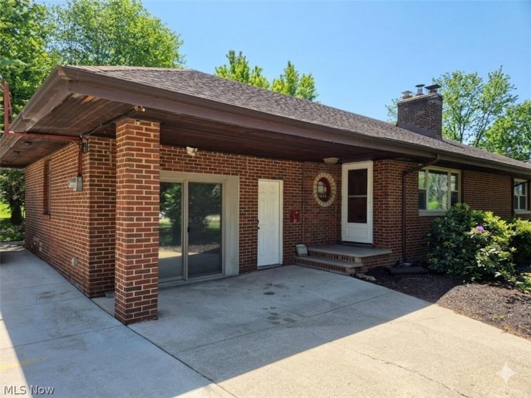1815 Grantwood Drive, Parma, OH - Photo 2