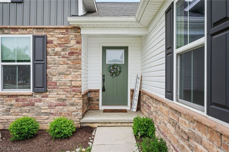 171 Eagle Circle, Amherst, OH - Photo 2