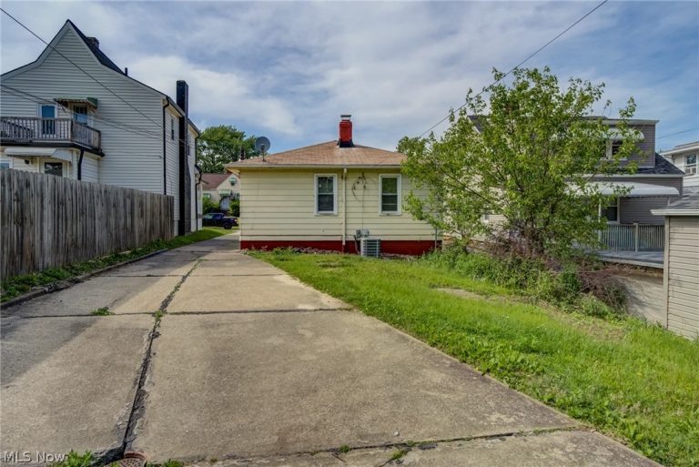 4407 Woodway Avenue, Parma, OH - Photo 6