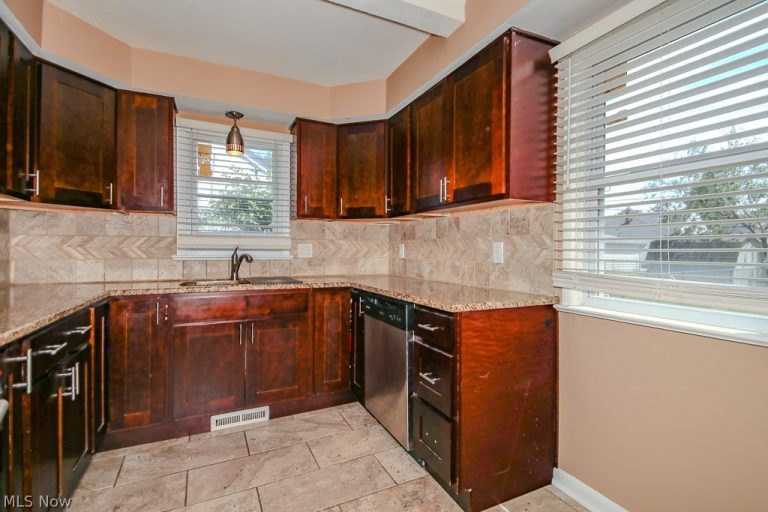 26200 Parklane Drive, Euclid, OH - Photo 6