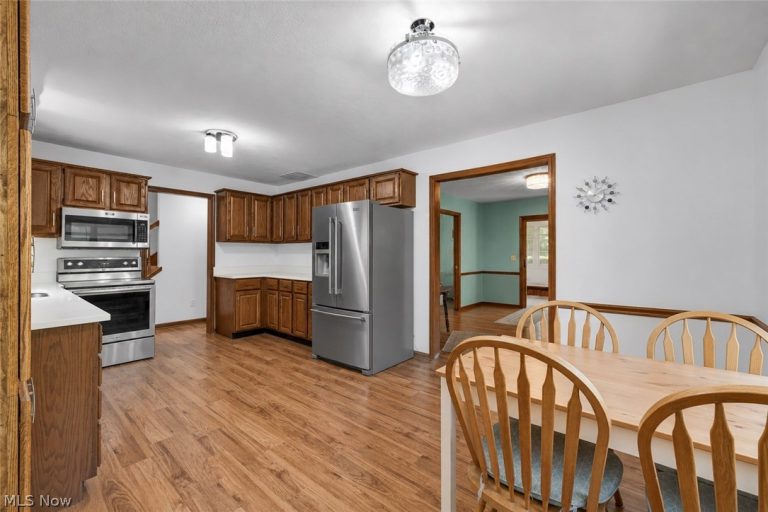 319 Greenwood Court, Elyria, OH - Photo 5