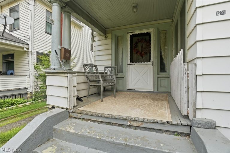 1221 Florencedale Avenue, Youngstown, OH - Photo 3