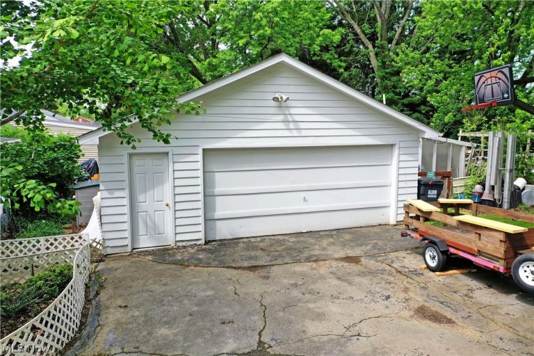 7435 Westview Drive, Youngstown, OH - Photo 4