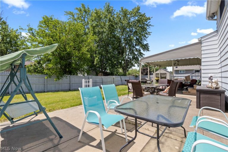20563 Holly Circle, Strongsville, OH - Photo 8