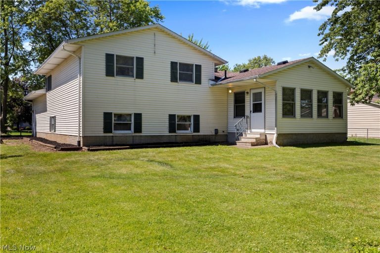 536 Fieldstone Drive, Amherst, OH - Photo 5