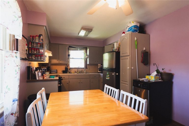 701 Jones Street, Hubbard, OH - Photo 2