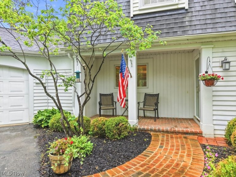 104 Manor Brook Drive, Chagrin Falls, OH - Photo 2