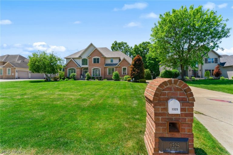 1325 Fox Den Trail, Canfield, OH - Photo 2