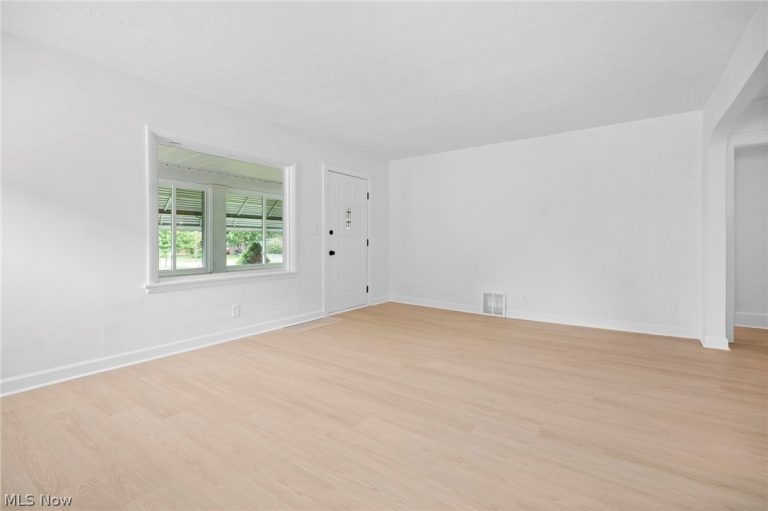 241 Harwood Street, Elyria, OH - Photo 8