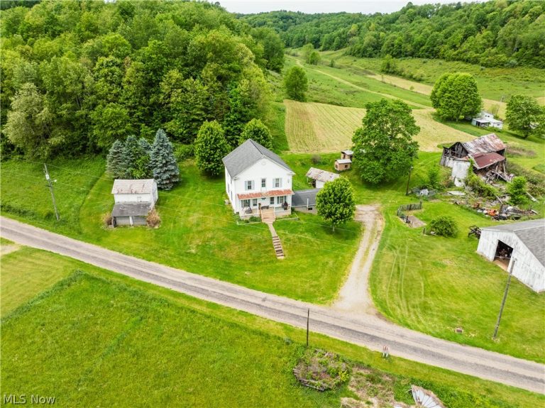 6587 Barkley Road, Uhrichsville, OH - Photo 4