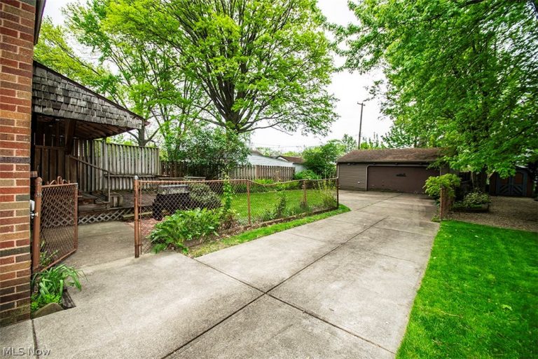 16305 Elsienna Avenue, Cleveland, OH - Photo 2