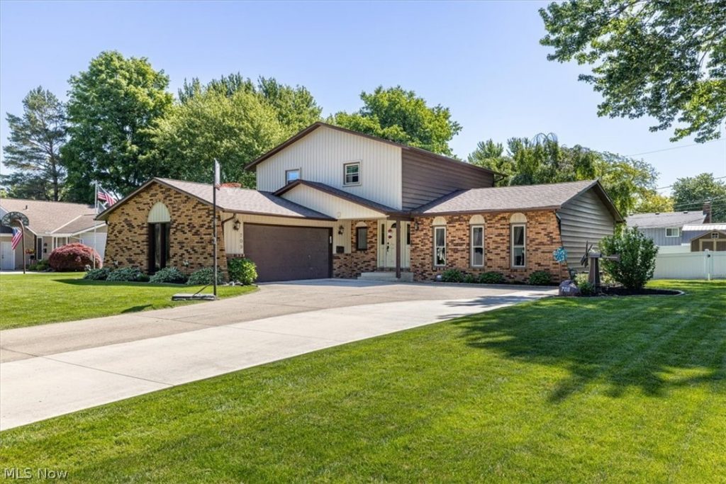 709 Oakhurst Drive, Amherst, OH