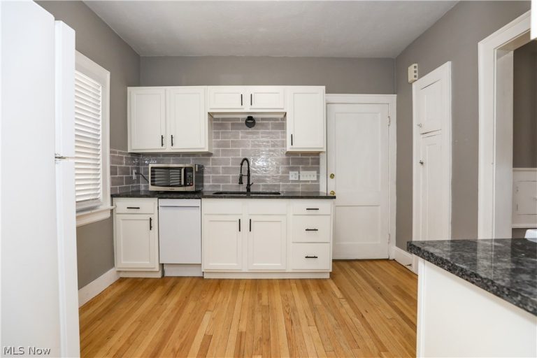 2075 Lewis Drive, Lakewood, OH - Photo 4