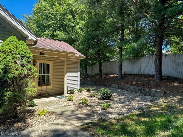 7 Woodland Chase Boulevard, Niles, OH - Photo 2