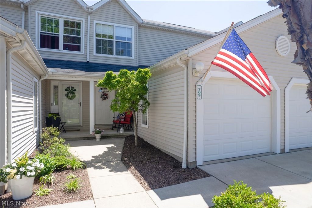 709 Gold Leaf Court, Streetsboro, OH