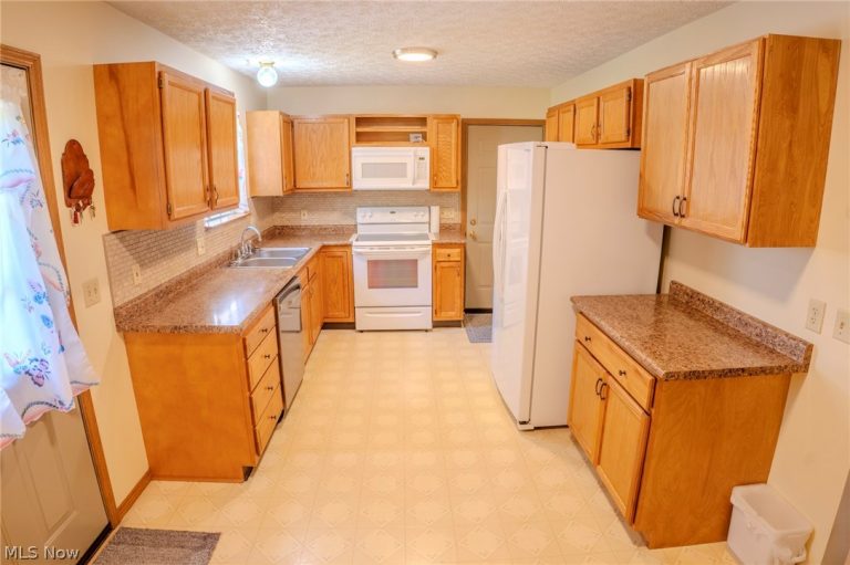 906 Ivor Avenue, Akron, OH - Photo 3