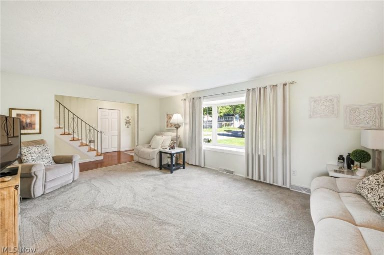 27631 Edgepark Boulevard, North Olmsted, OH - Photo 4