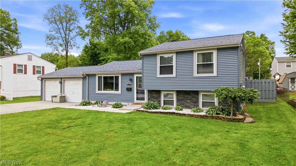 2219 Woodland Trace Street, Austintown, OH