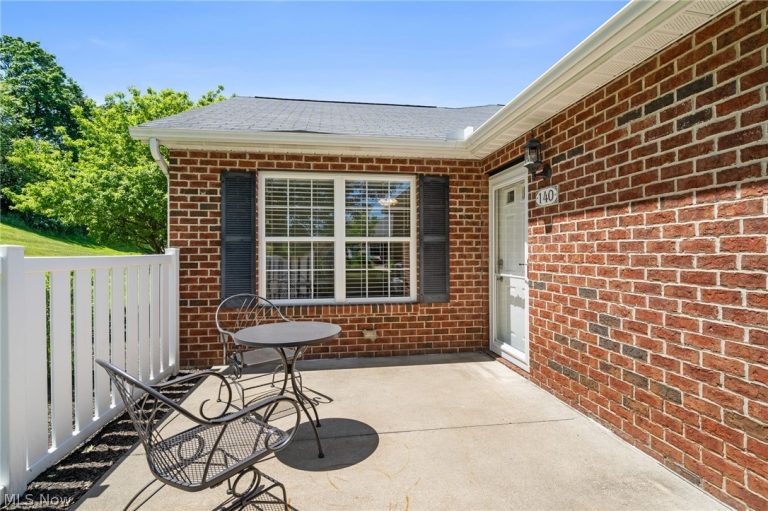 140 Woodbury Glen Street, Hartville, OH - Photo 4