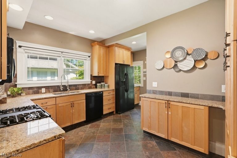 20675 Almar Drive, Shaker Heights, OH - Photo 4