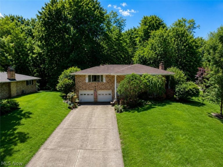 3856 Moonglo Street, Uniontown, OH, 44685